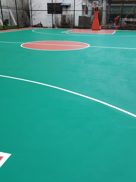 东城街道 球场长期使用易出现地面开裂